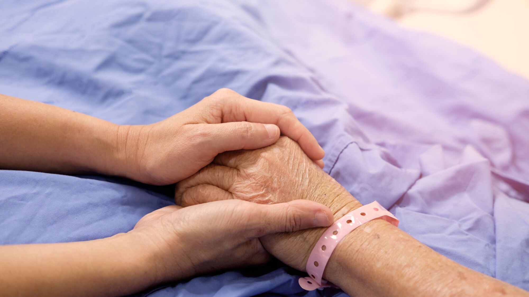 Fin de vie. Euthanasie, suicide assisté... Quel bilan aux Pays-Bas, en Belgique et en Suisse ?