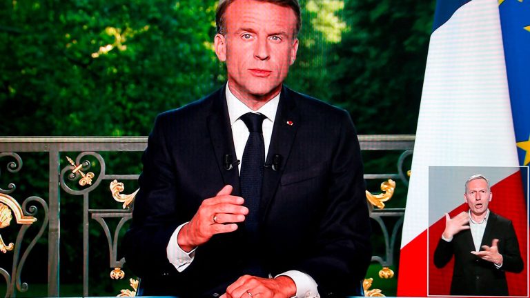 “Emmanuel Macron chose the riskiest solution” according to Roland Cayrol, political scientist