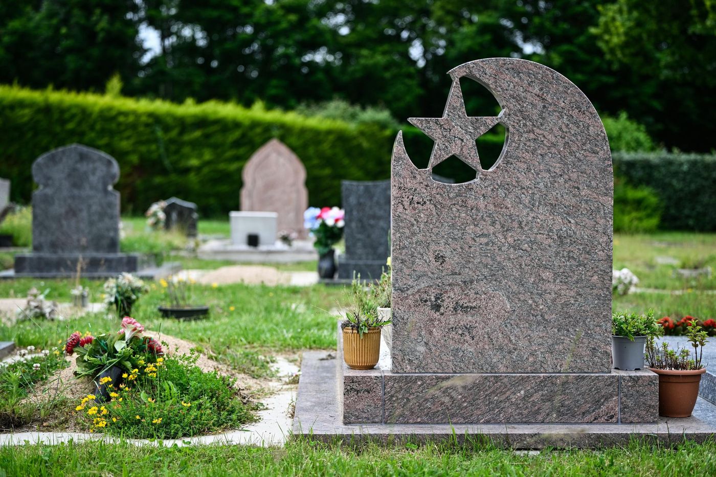 In French cemeteries, the growing lack of Muslim plots