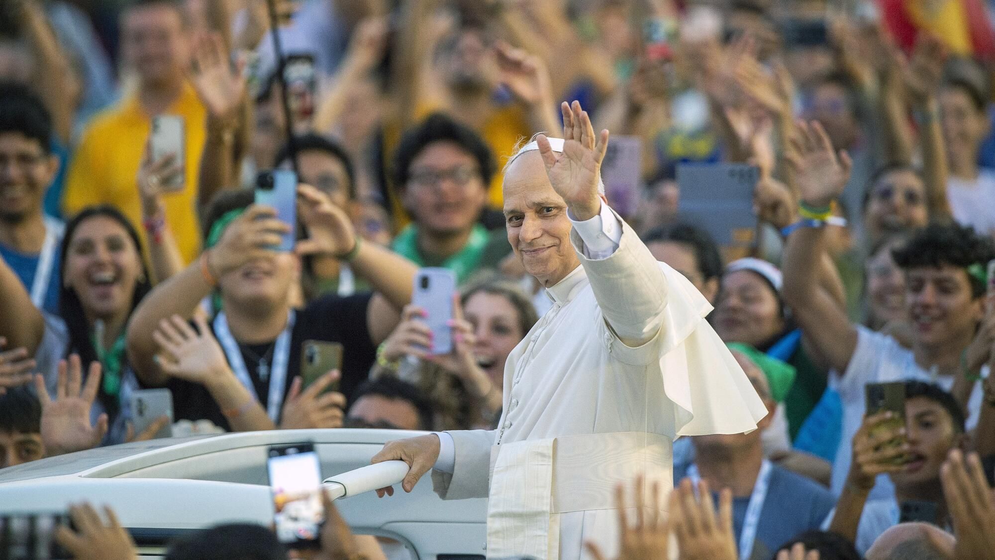 In front of young people, Léon XIV is revealed ... a little