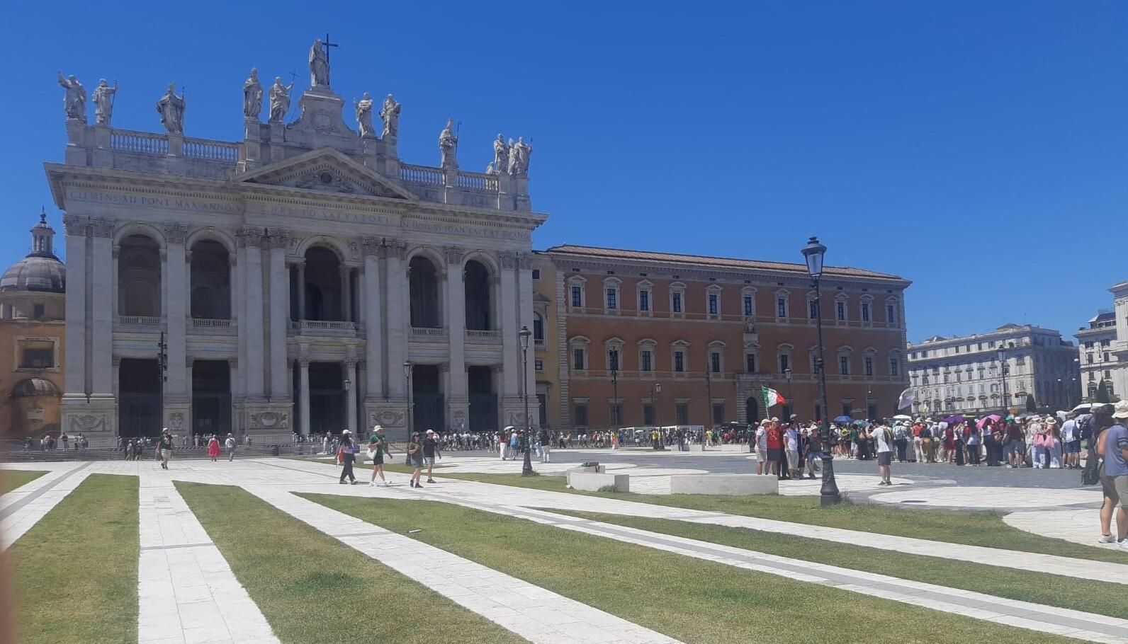 In the jubilee, in Rome, the passage of the holy door upsets young French