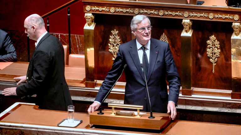 why the right is increasing its distance from Macron
