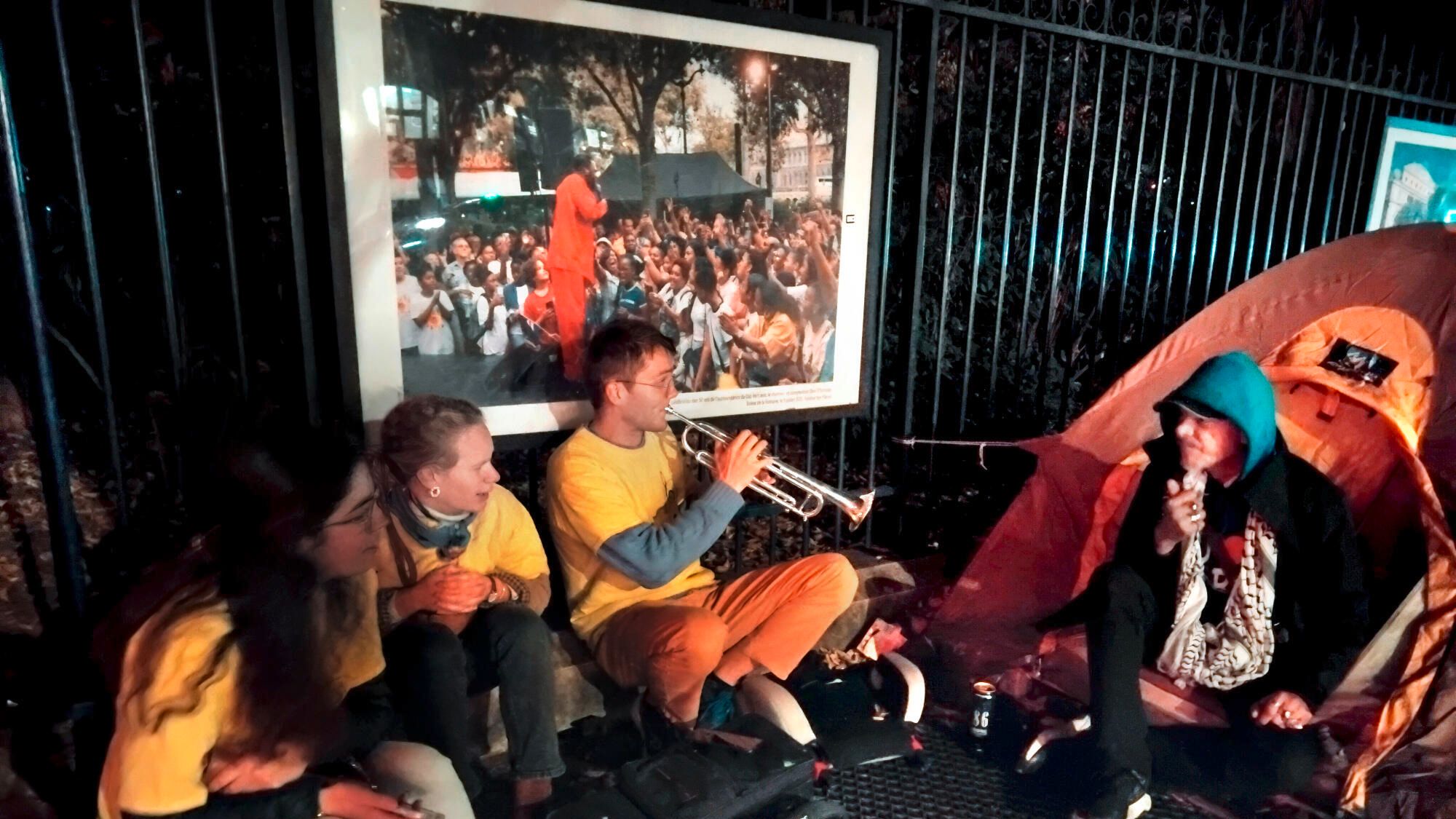 In the city, the musical marauding of these young people warms up the nights of the homeless