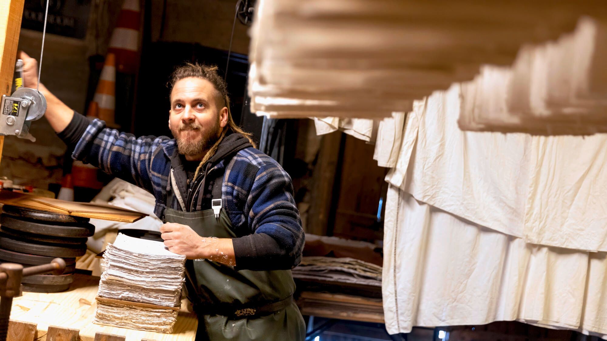 In Puy-de-Dôme, artisanal paper comes back to life