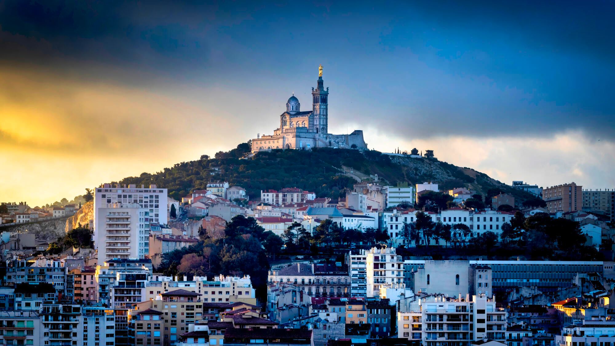 Between the people of Marseillais and the Good Mother, an imperishable and anchored bond