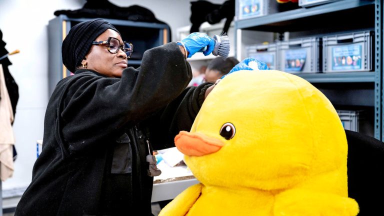 In Villeurbanne, repairing toys to stop long-term unemployment