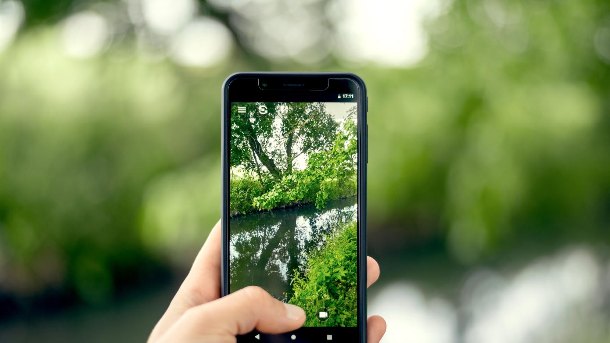 Using your smartphone while hiking: a good idea?