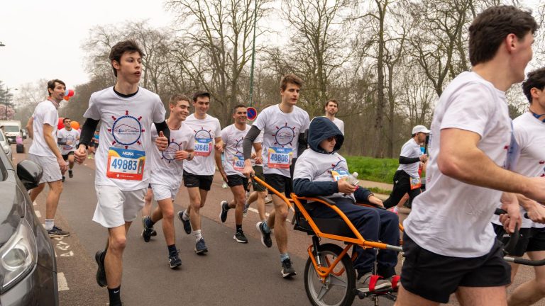 they experience the race in a joëlette