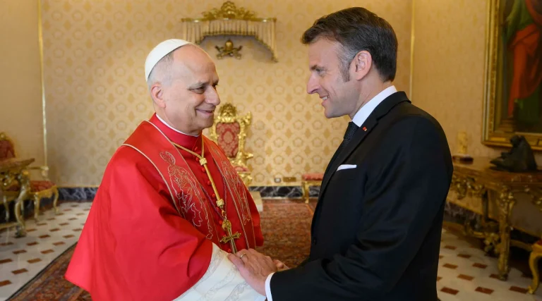 Emmanuel Macron and Léon XIV: a key first meeting