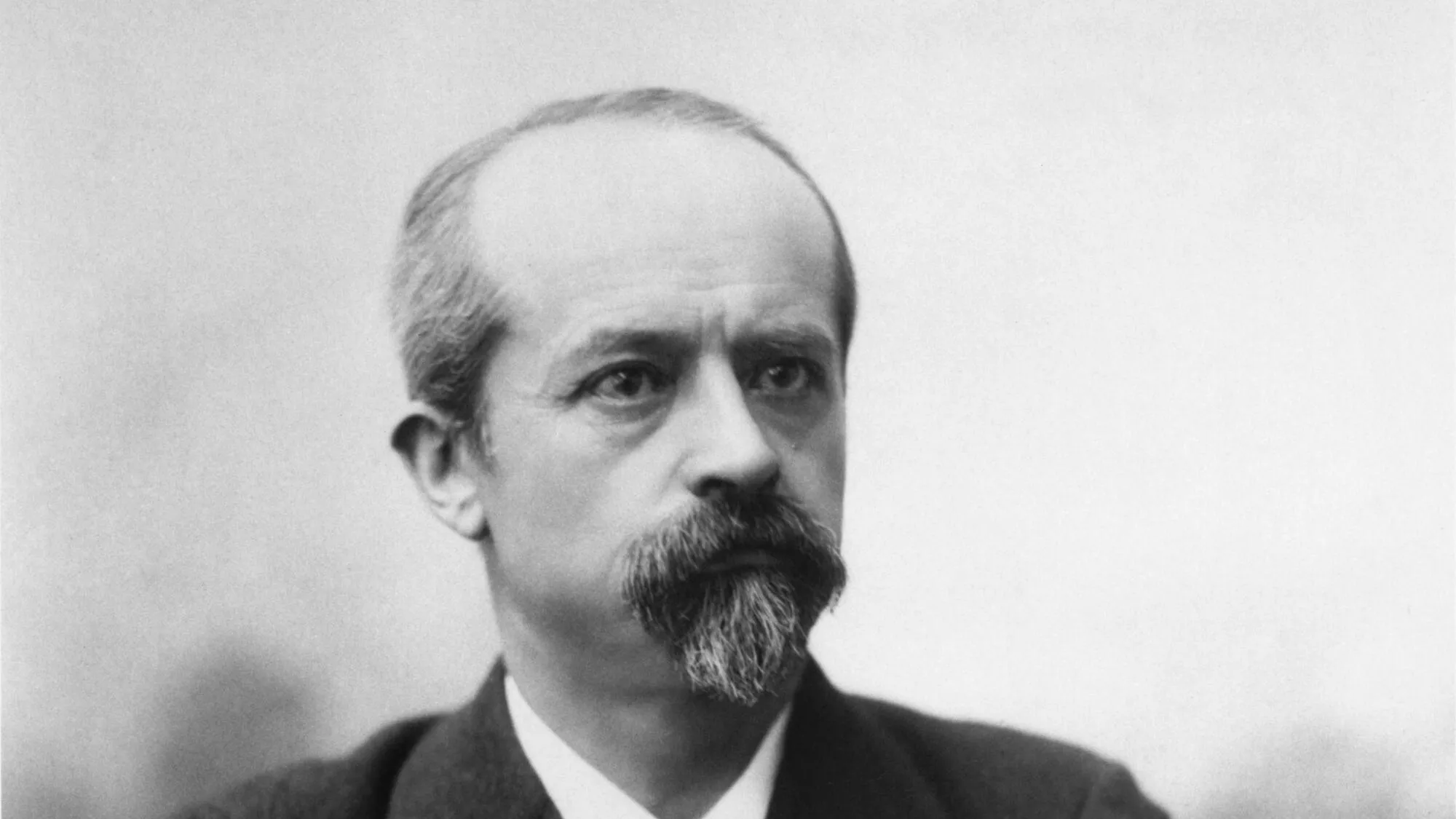 Prefect Lépine faced with the chaos of Belle Époque Paris